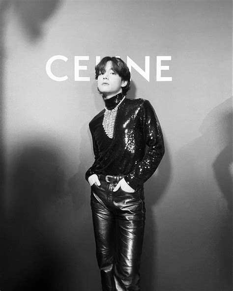 消息終於成真！BTS V 成為 CELINE 品牌大使，還以「受傷妝」登上雜 .